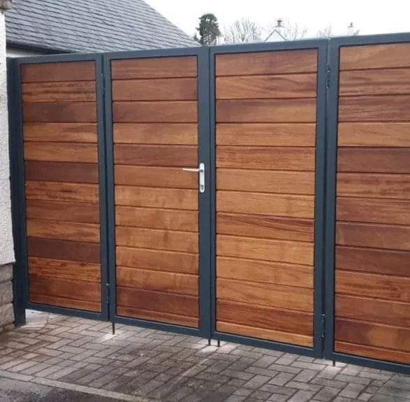 Imagen referencial de un portón con marco metálico y paneles de madera